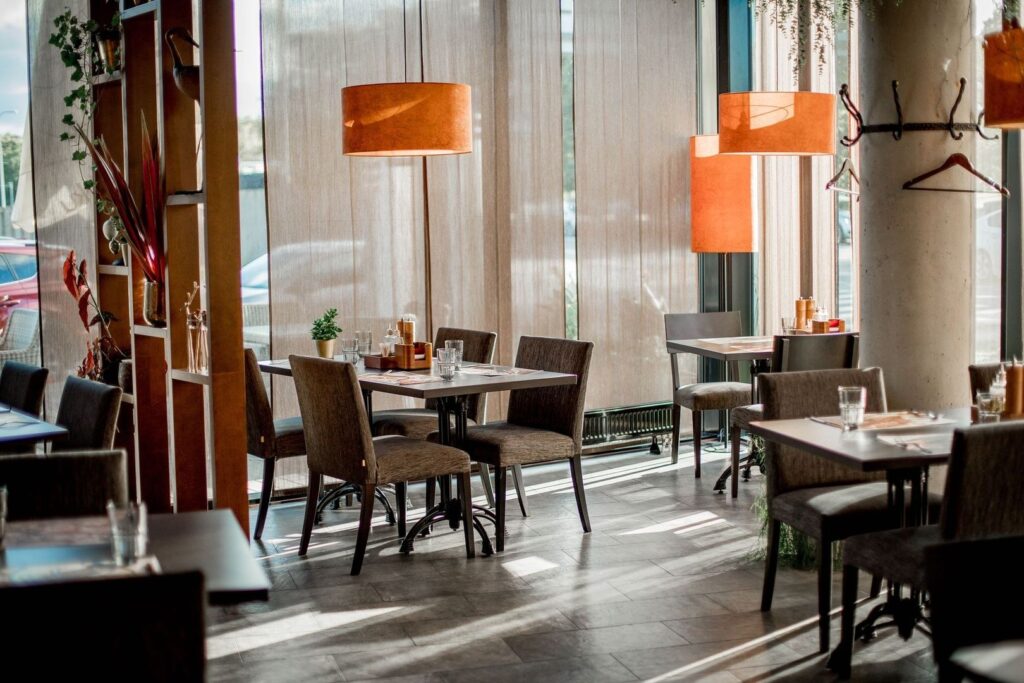 Salle de restaurant lumineuse aux textiles et luminaires absorbants
