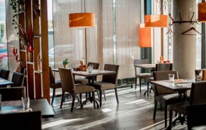 Quand le silence sublime l&rsquo;assiette : l&rsquo;art d&rsquo;apprivoiser l&rsquo;acoustique en salle