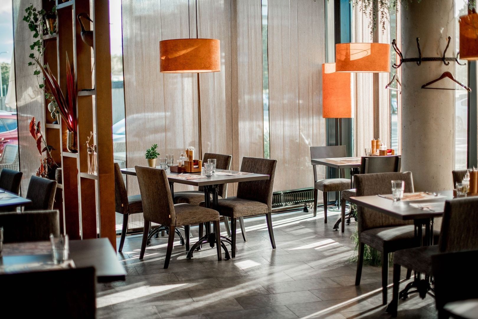 Quand le silence sublime l&rsquo;assiette : l&rsquo;art d&rsquo;apprivoiser l&rsquo;acoustique en salle