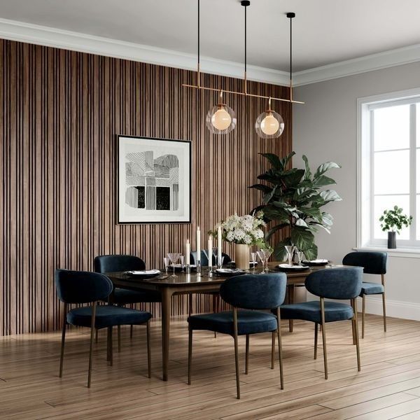 Salle à manger avec mur de lames verticales et suspensions