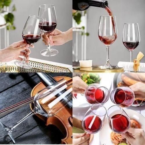 Montage de verres à vin élégants, remplis ou en cours de service